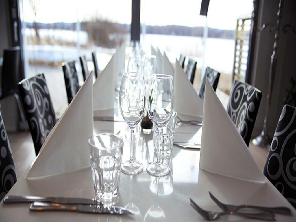 Hasse Pa Sjoekanten Hotell & Restaurang Jonkoping Exterior foto