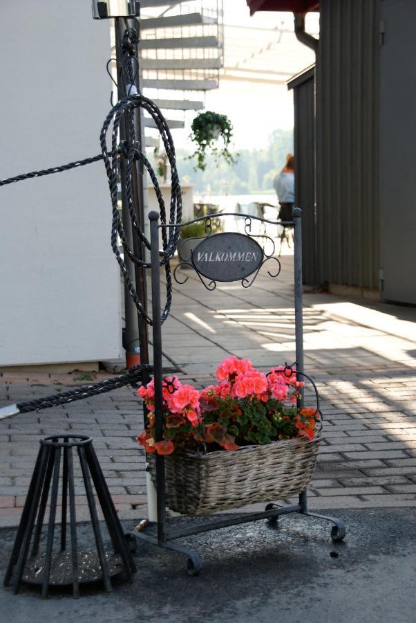 Hasse Pa Sjoekanten Hotell & Restaurang Jonkoping Exterior foto